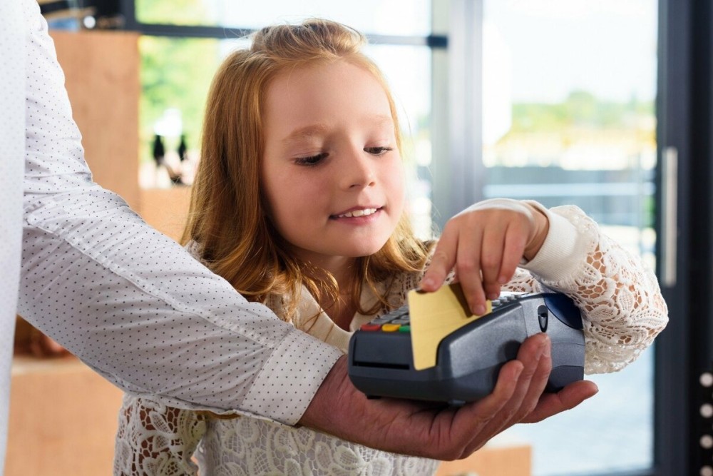 Детская банковская карта: как правильно ею пользоваться
